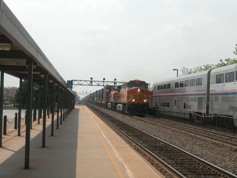 20040511 19 BNSF Amtrak Naperville, IL