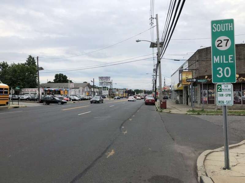 View south along New Jersey State Route 27 (Saint Georges Avenue) at University Terrace in Linden, Union County, New Jersey