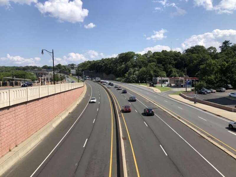 View south along New Jersey State Route 18 (Elmer Boyd Memorial Parkway) from the overpass for Commercial Avenue/Paul Robeson Boulevard in New Brunswick, Middlesex County, New Jersey