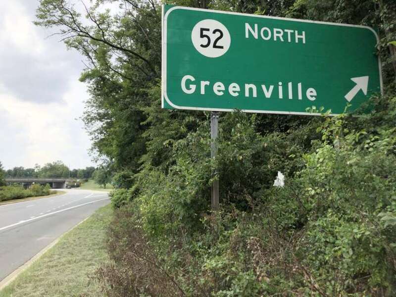 View south along Delaware State Route 100 and Delaware State Route 141 (Barley Mill Road/Centre Road) at the exit for Delaware State Route 52 NORTH (Greenville) in Greenville, New Castle County, Delaware