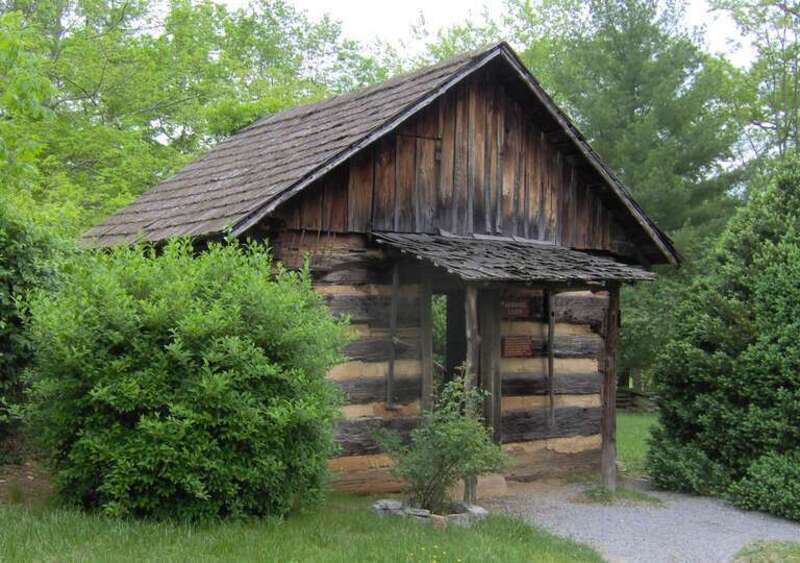 Arnwine Cabin at the Museum of Appalachia in Norris, in the U.S. state of Tennessee.  This one-room cabin was built by Wes Arnwine in the early 1800s, and used by various descendants until 1936.  The cabin was originally located along the Clinch