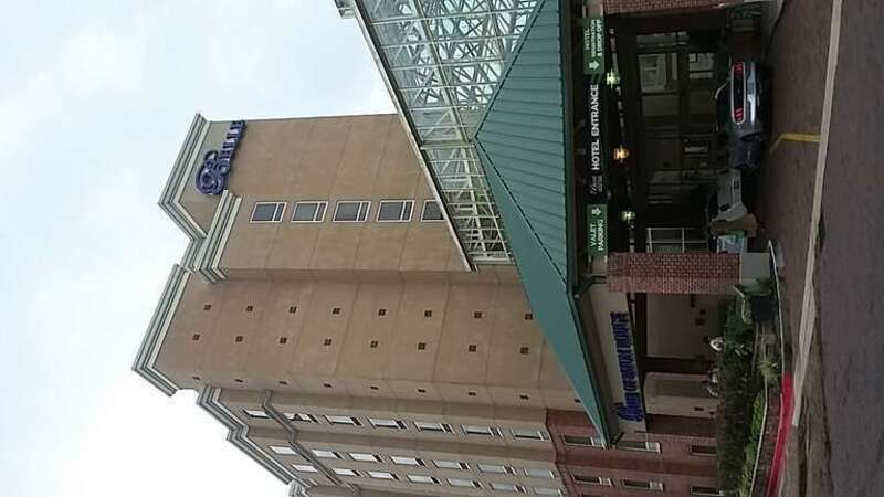 The entance of the w:Belle of Baton Rouge hotel