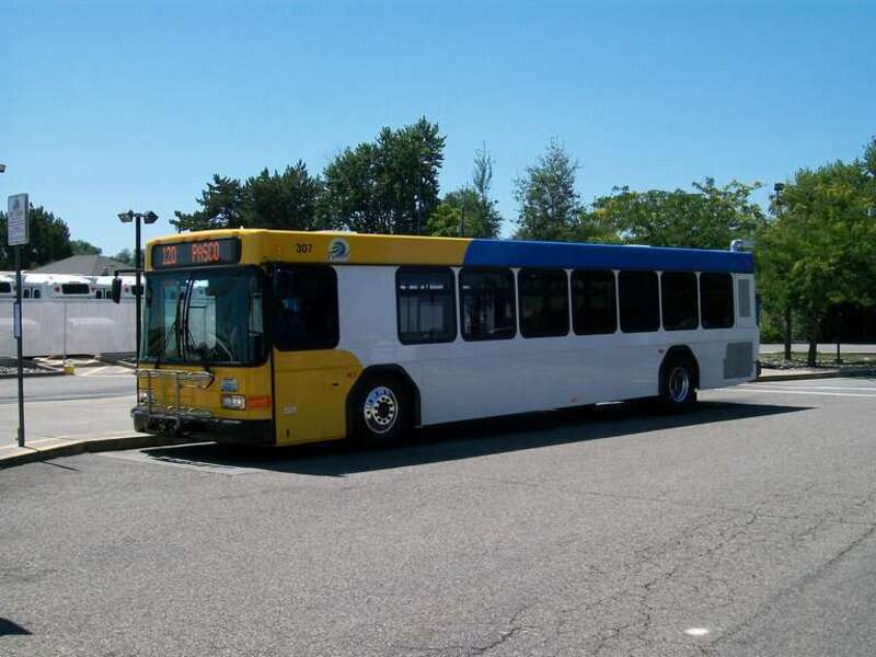 Gillig low floor bus in Kennewick operated by Ben Franklin Transit as bus #(5)307.Reference Links: 1 2 3