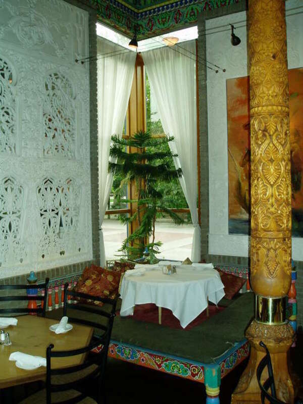 en:Dushanbe Tea House, en:Boulder, Colorado. A low table with cushions instead of chairs for seating. An ornately decorated column can be seen in the foreground.