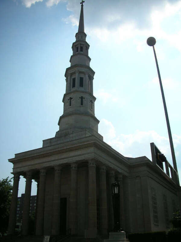St. Peter in Chains cathedral in downtown en:Cincinnati, next to en:Cincinnati City Hall.