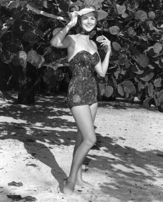 Persistent URL: http://www.floridamemory.com/items/show/75709Local call number: C028390Title: Eve Godley modeling at Matheson Hammock Park: Miami, FloridaDate: 1958Physical descrip: 1 photoprint - b&amp;amp;w - 5 x 4 in.Series Title: