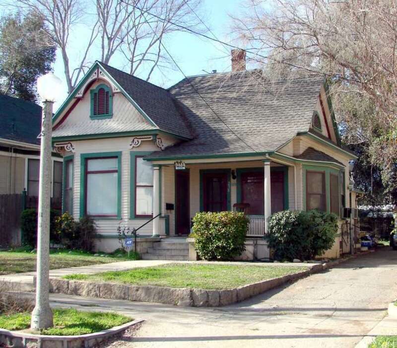 (1 in a multiple picture set)
 Where I grew up in Iowa, everyone had a grandma who lived in a little house such as this. When I stop and look at this house, I can smell Grandma's cookies baking in the kitchen.