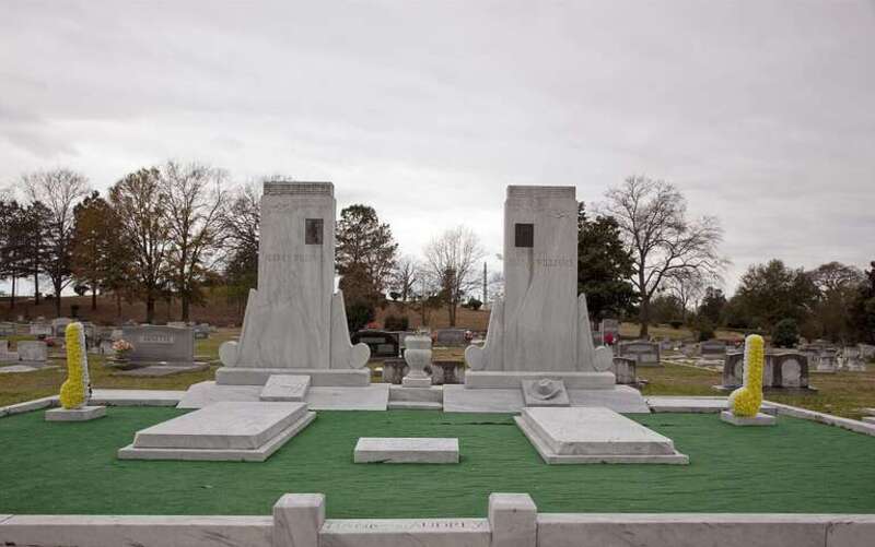Grave of Hank and Audrey Williams, Oakwood Annex, Montgomery, Alabama