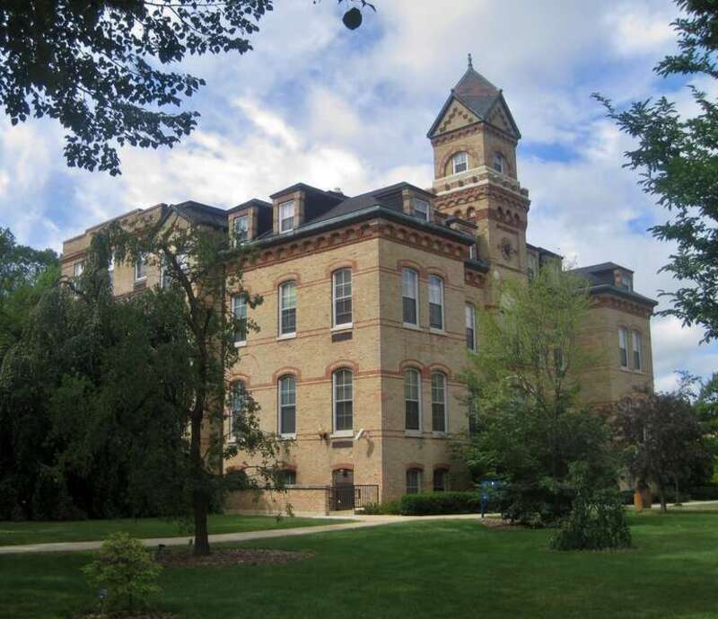 Hauptgebaude in Elmhurst (1878). Elmhurst College taught classes exclusively in German until 1917 (this building is now known as Old Main). The college received accreditation as a junior college in 1919 and a four-year college in 1934.