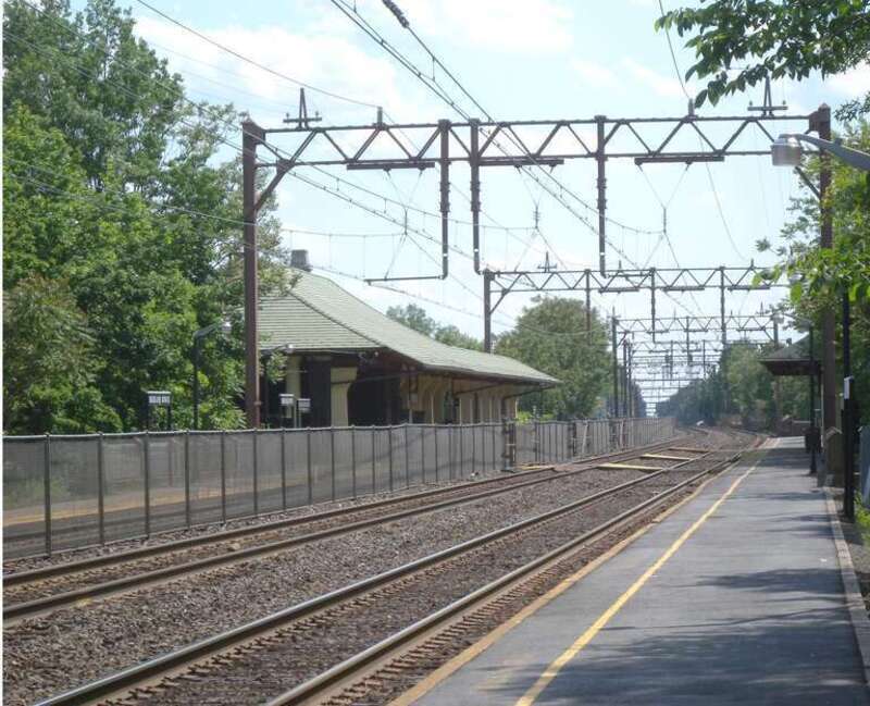 Looking south, full zoom, from north end of en:Highland Avenue (NJT station) southbound platform on a sunny afternoon.