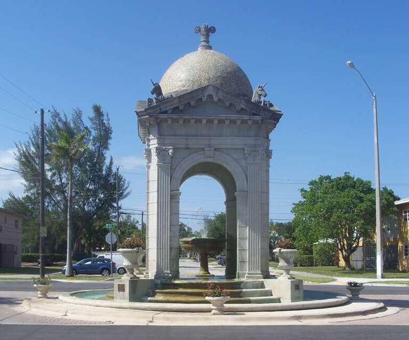 North Miami Beach, Florida: Fulford by the Sea Entrance: