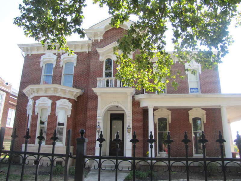 Constructed in 1886 by Clarksville Mayor, M.C. Northington.  Many people have lived here including the nurses for the former Clarksville Hospital, which was located in the next building.