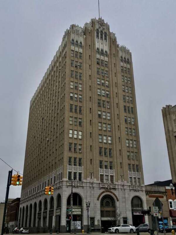 Oakland Towne Center, 28 North Saginaw Street at East Lawrence Street, Pontiac, Michigan, December 2020. The tallest building in downtown Pontiac (at a height of 15 stories and 181 feet) and a key contributing property to the NRHP-listed Pontiac