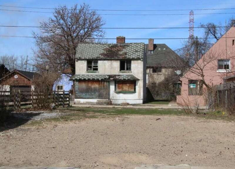 Marktown is a small Garden City Movement community set amongst steel rolling mills and the BP_Amoco refineray in Gary, Indiana, USA. Buolt to a high standard and incorporating a lot of Arts &amp;amp; Crafts detail in the 1920s, this community is now