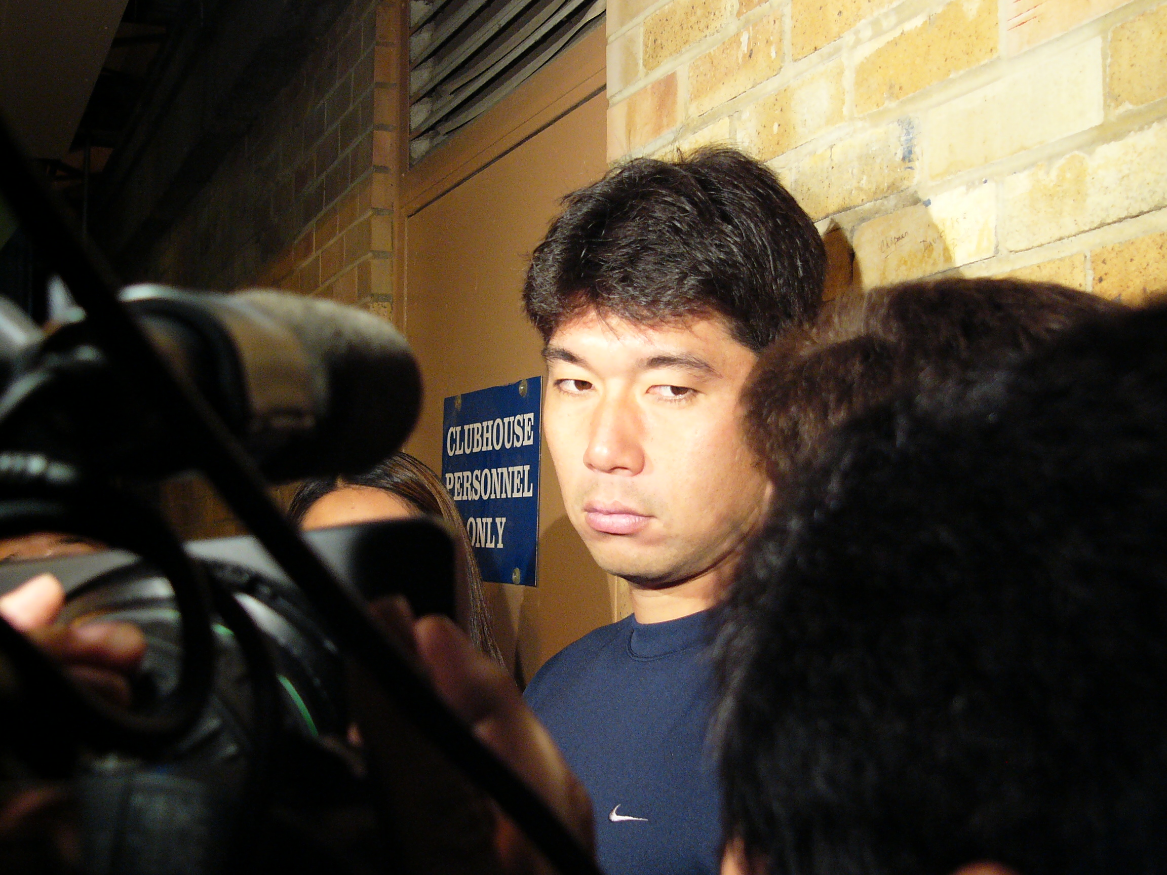 クラブハウス外にてインタビューを受ける野茂さん