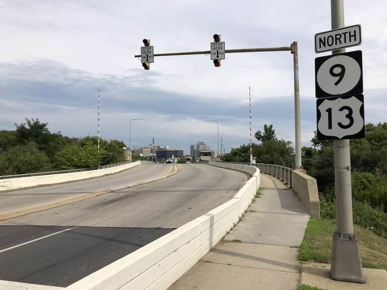 View north along U.S. Route 13 and Delaware State Route 9 (South Heald Street/East 4th Street) at Delaware State Route 9A (Christiana Avenue) in Wilmington, New Castle County, Delaware