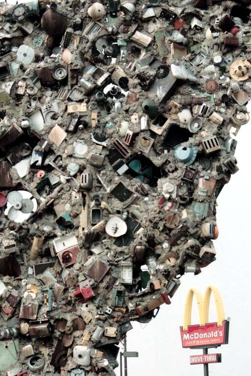 Big Bil-Bored
by Nancy Rubins, 1980
www.offbeattravel.com/carpark.html
jgarchie@sbcglobal.net\
Cermak Plaza