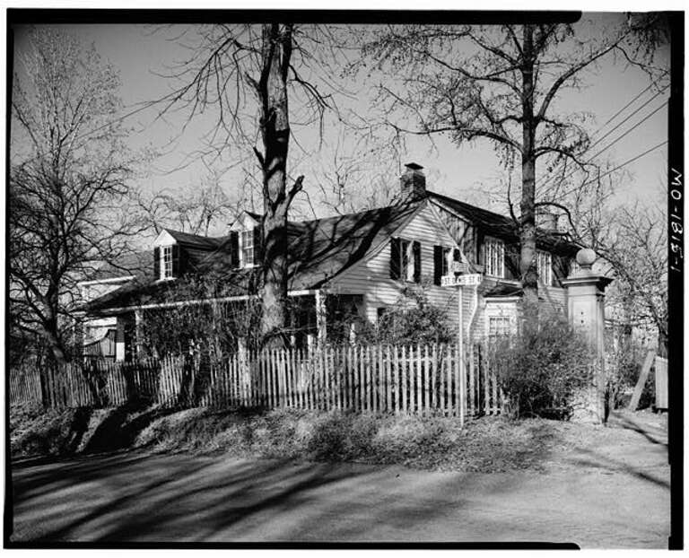 Photograph of Casa Alvarez in Florissant, Missouri; Piaget-van Ravenswaay Survey: Paul Piaget, ca. 1950; MO-1815-1 EXTERIOR, OBLIQUE VIEW OF SIDE AND FRONT