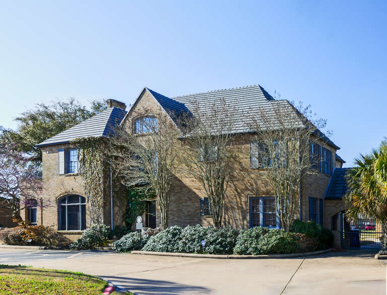 Designed by Houston architect Henry A. Stubee and built in 1938, this was the home of local civic, church, and business leader Cecil Brown and his wife Frances. Both were from pioneer Quaker families. Mr. Brown was prominent in the Gulf Coast fig