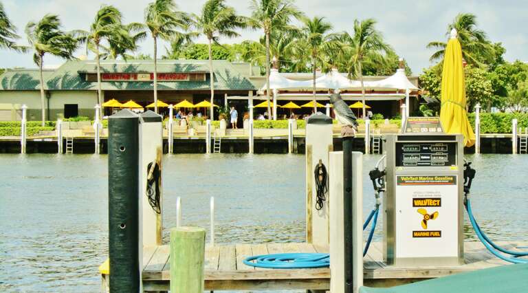 Gas anyone? Feed the captain and feed the boat. / De quoi remplir le capitaine et son navire...La, la, la.