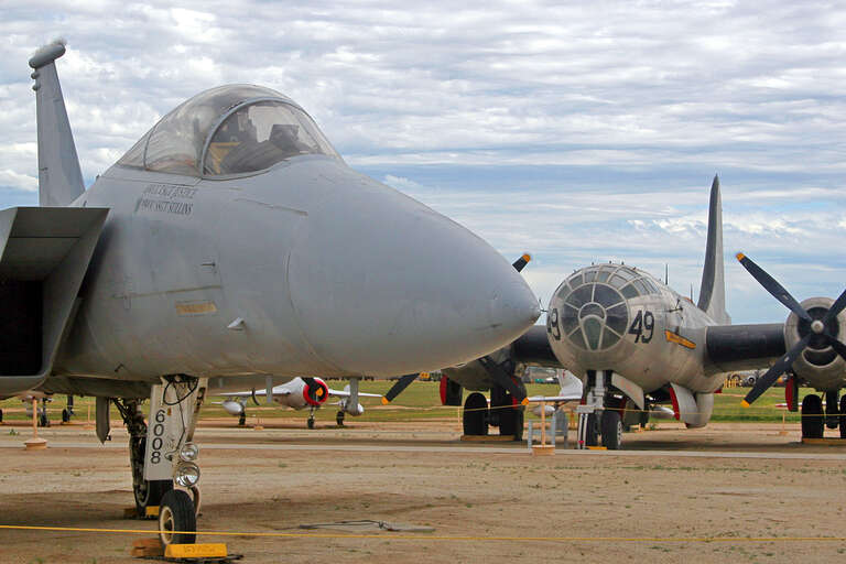 McDonnell Douglas F-15A Eagle 76-0008 
Boeing B-29A Superfortress 44-6166 22nd Bomb Wing
March Field Museum, Riverside (California)

Dos conceptos con distintos usos y épocas que han marcado un hito en la aviación.
En primer plano un F-15