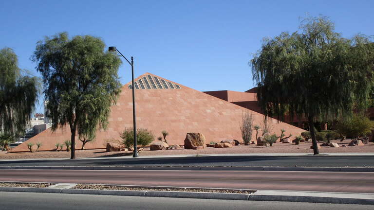 Las Vegas ist he largest city of clark County. The Clark County Government Center is a 350,000-square-foot /  33,000 m2 complex  opened in 1995.