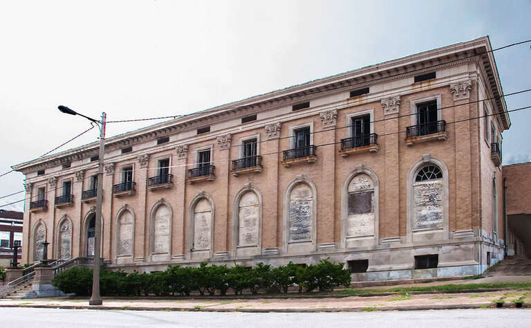 US Post Office and Federal Building The US Post Office and Federal Building in Port Arthur is now abandoned.