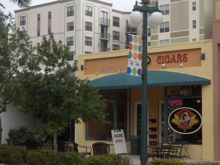 Cigar anyone?  Marchant de cigares sur Harrisson Blvd. Holywood, FL. USA