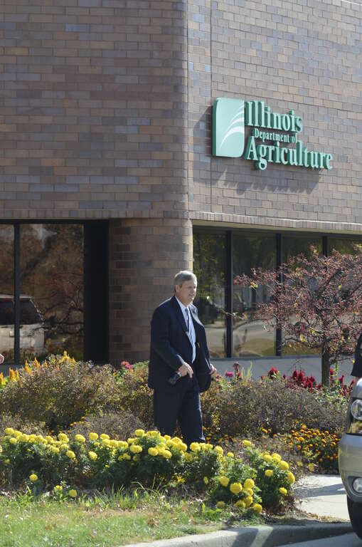 U.S. Department of Agriculture (USDA) Secretary Tom Vilsack departs the National Agricultural Statistics Service office (at the Illinois Department of Agriculture in Springfield, IL, after visiting the employees to talk with them about current and