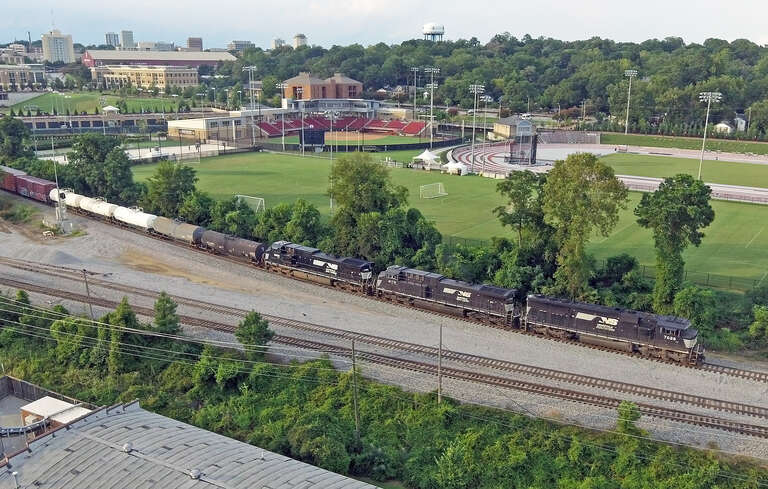 NS M91 (extra 191) is seen coming off the northbound connection into NS Andrews Yard.