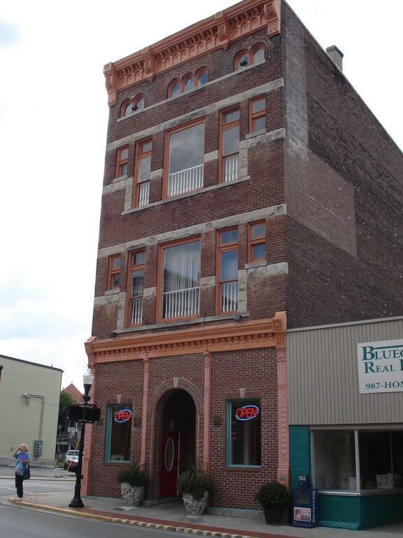 Shinner Building in Paris, Kentucky. The world's tallest three storey building, which is currently home to Paradise Cafe.