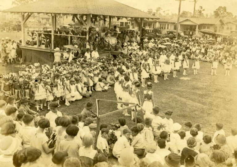 Local call number: PR76500
Title: Scene From the First &quot;Orange Bowl&quot; Festival at Moore Park in Miami, Florida
Physical descrip: 1 photoprint: b&amp;amp;w; 7 x 9 in.
Date: January 2, 1933
Series Title: Print Collections
General Note: In 1932, George E.