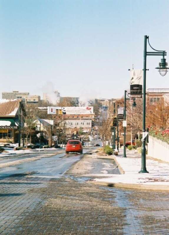 Dickson Street looking westwards in Fayetteville, Arkansas.)