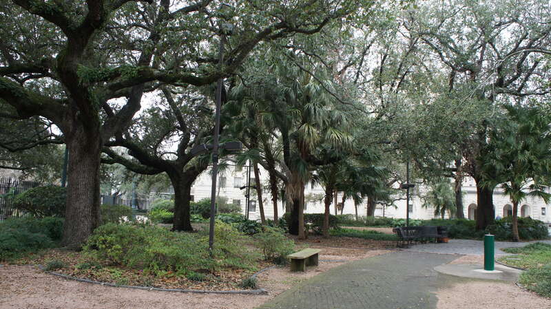NOLA 2013 - Mardi gras - Louis Amstrong Park 
Le parc Louis Armstrong est un jardin public situe a la limite du quartier francais historique du Vieux carre de La Nouvelle-Orleans en Louisiane. Ce parc se denommait Place Beauregard avant d'etre