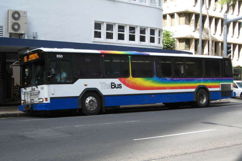 Photograph of a TheBus 40' Gillig Phantom bus in Honolulu near the intersection of Beretania and Bishop.