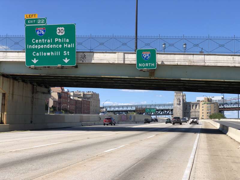 View north along Interstate 95 (Delaware Expressway) at Exit 22 (Interstate 676, U.S. Route 30, Central Philadelphia, Independence Hall, Callowhill Street) in Philadelphia, Pennsylvania