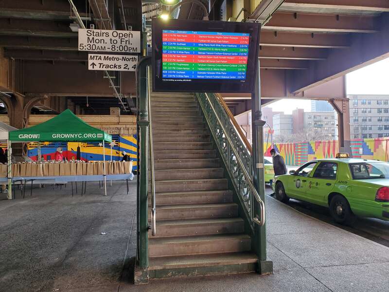 Stairs to the west platform at Harlem–125th Street station in December 2021