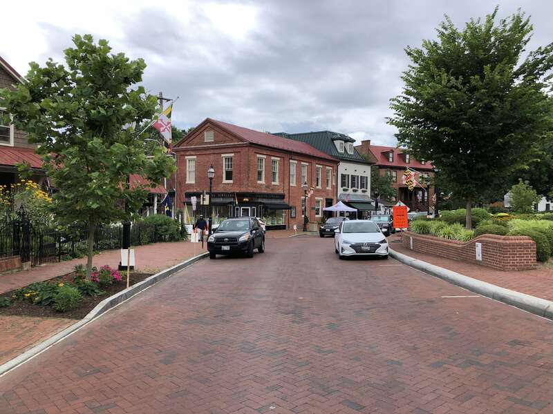 View east along Maryland State Route 797 (State Circle) at North Street in Annapolis, Anne Arundel County, Maryland