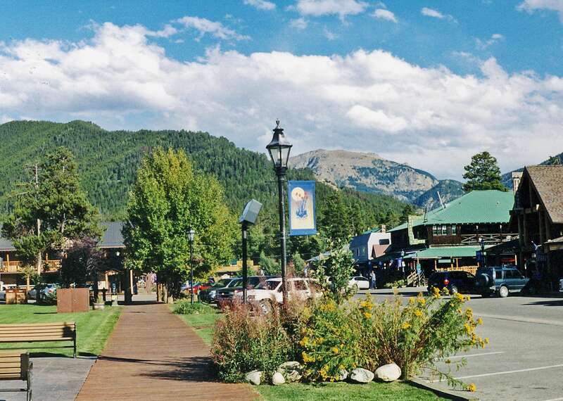 (1 in a multiple picture album)
I was waiting for my wife and her girl friend to finish shopping (wishful thinking, I know) when I snapped this picture from the bench on which I was sitting.  There was another fellow on the bench looking as bored as