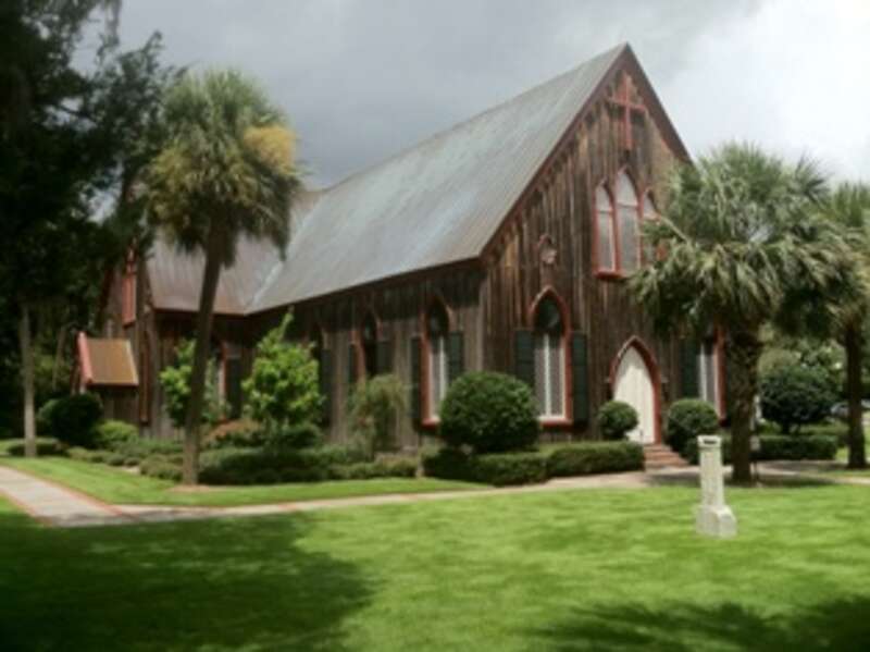 This is a picture of the historic church of the cross in Bluffton, SC as viewed from Calhoun Street.