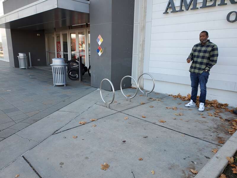 AmEagle entrance DimondMall nbike parking