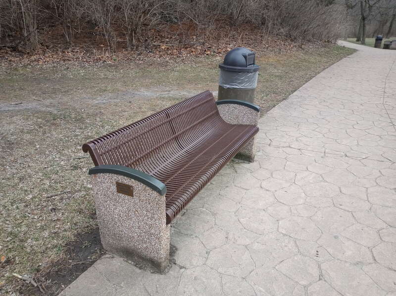 A park bench and trashcan at Starved Rock State Park in Illinois.