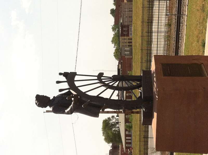 Mark Twain statue in Glasscock Landing in Hannibal, MO