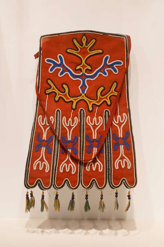 Octopus bag (naakw gwéil). Tlingit, Angoon, Alaska. Ca. 1890. Commercial wool cloth, wool tape, yarn, glass beads, cotton cloth (lined). Gift of John H. Hauberg, 91.1.78.