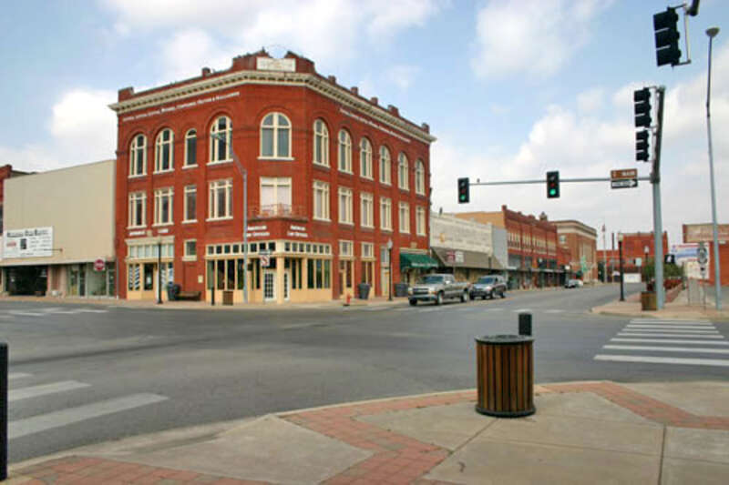 Intersection of Main (SH-199) &amp;amp; Washington (SH-77S) Streets in downtown Ardmore, Oklahoma. I took this photo myself on 03/05/06.