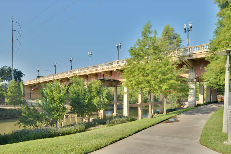 The Sabine Street Bridge marks the east boundary of Buffalo Bayou Park in Houston (Texas, USA). It was built in 1924 and improved in 1987. It is listed in the National Register of Historic Places.