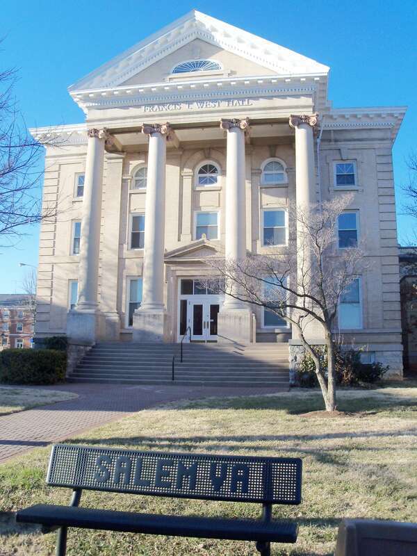 Salem, Virginia; old county courthouse.




This is an image of a place or building that is listed on the National Register of Historic Places in the United States of America. Its reference number is 87000727.