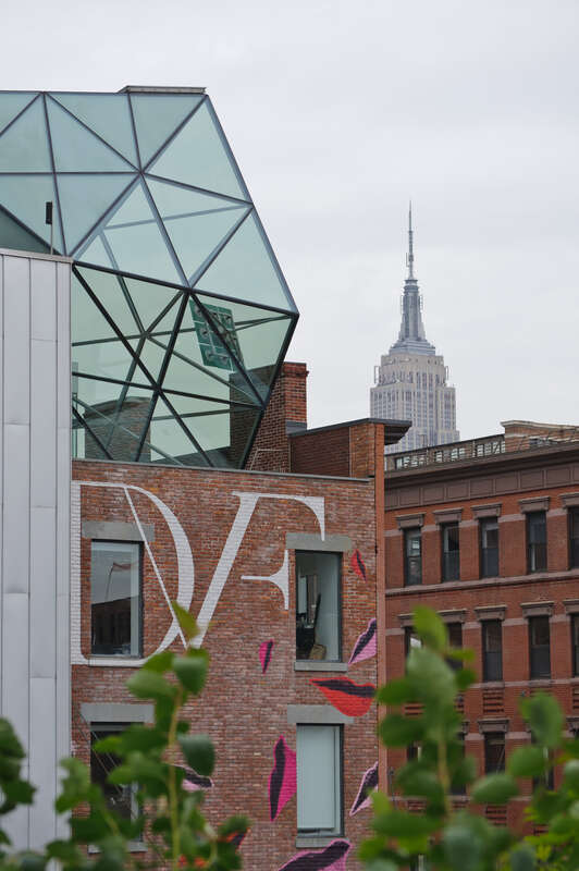 High Line used to be an elevated freight rail line extending south along the industrial warehouses in the Chelsea district. Closed in 1980, it was renovated as an elevated park and re-opened in two stages in 2009 and 2011, to coincide with the area's