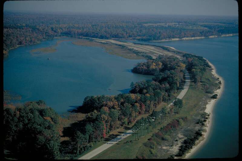 Parkway over Jamestown Island isthmus
Situated on the Virginia Peninsula, Jamestown and Yorktown Battlefield are connected by the 23 mile scenic Colonial Parkway.
Keywords: colo; Parkways; Historic sites; Jamestown Island