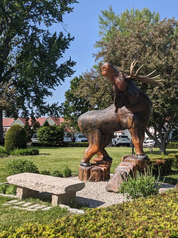 Carved wooden moose sculpture on lawn of Eastern Slope Inn Resort at 2760 White Mountain Highway (U.S. Route 302) in North Conway, New Hampshire.